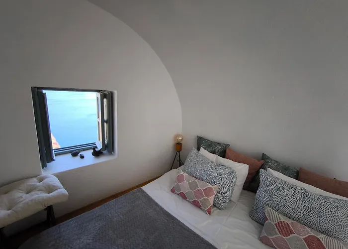 Elias Cave House 270o Caldera View イア